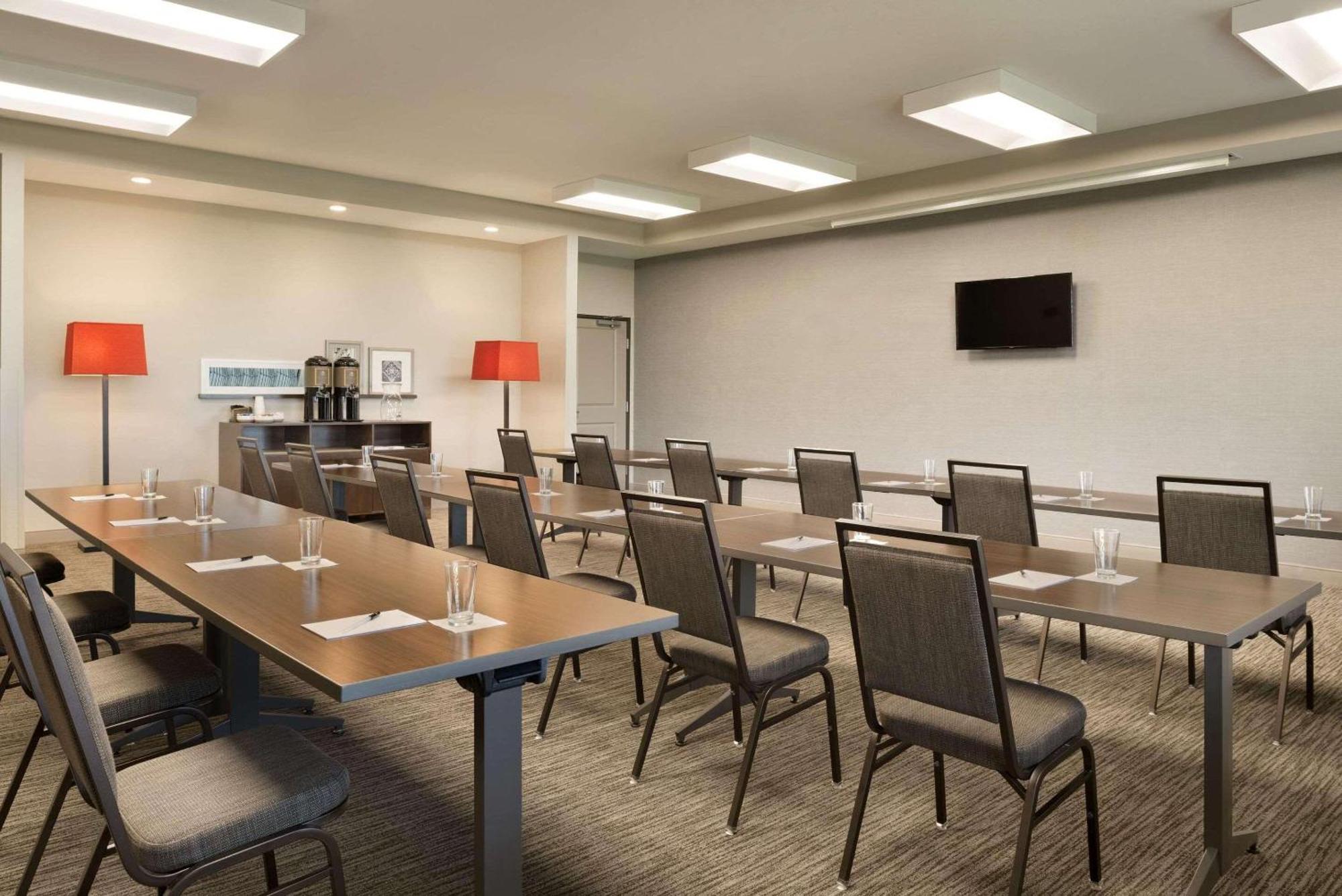 Country Inn & Suites By Radisson, Indianola, Ia Buitenkant foto