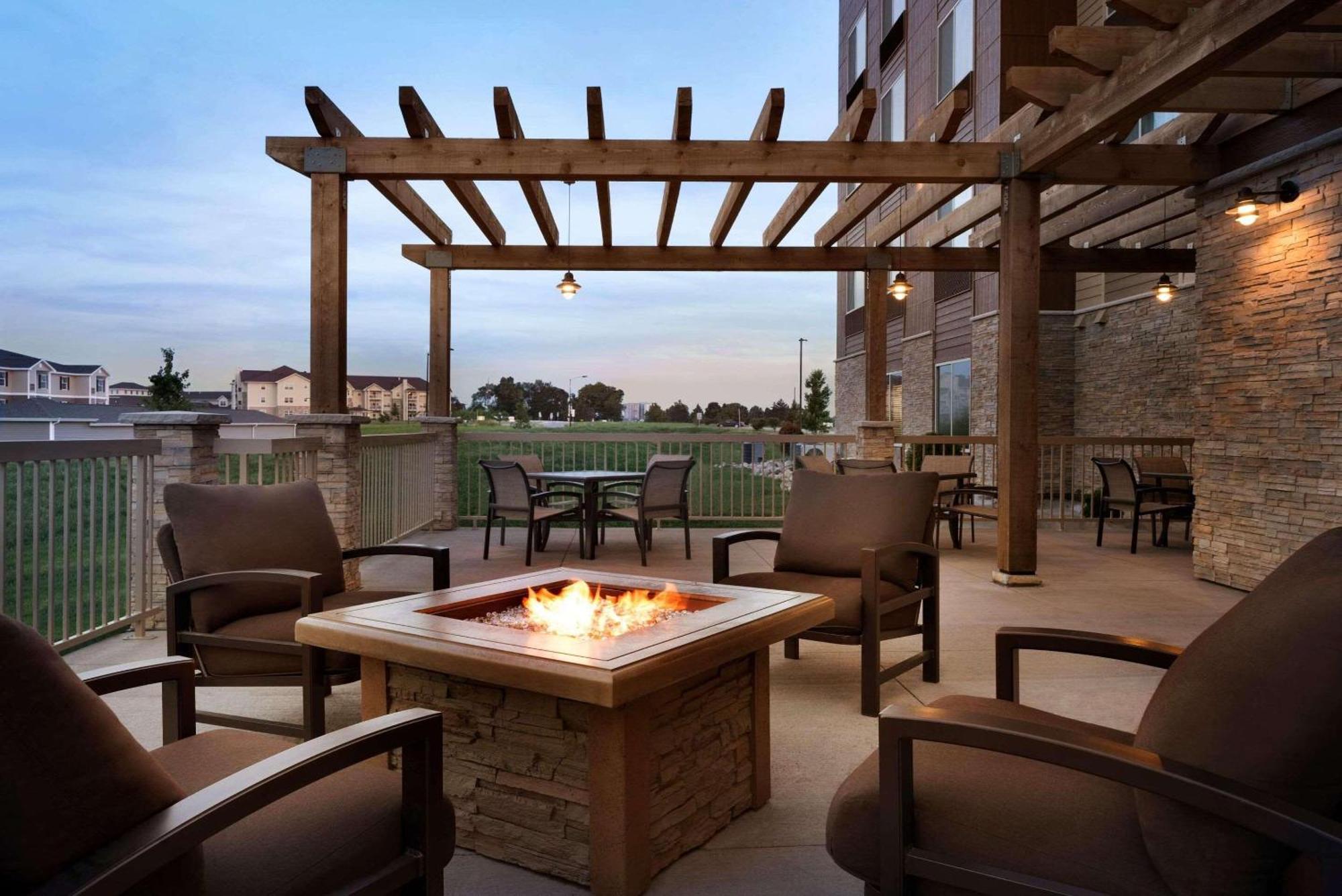 Country Inn & Suites By Radisson, Indianola, Ia Buitenkant foto
