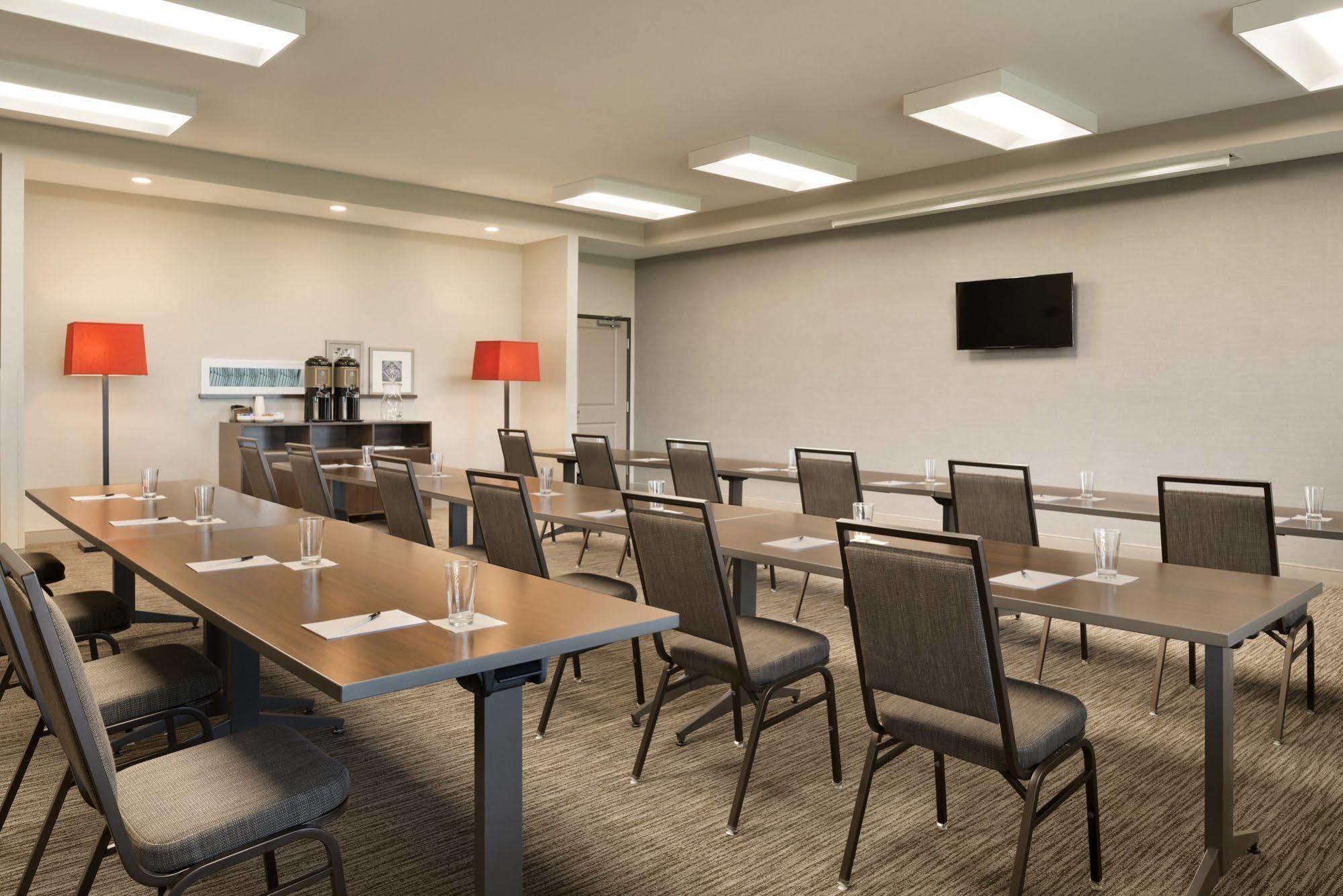 Country Inn & Suites By Radisson, Indianola, Ia Buitenkant foto